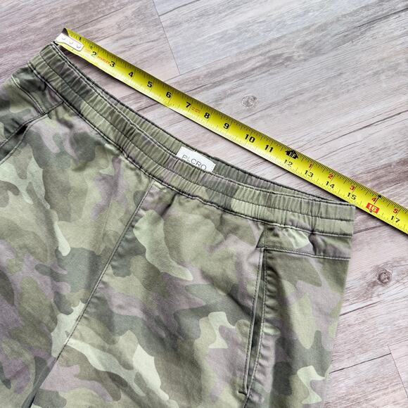 PILCRO  Anthropologie Izzie Relaxed Pull-On Barrel Pants Green Camo Size Medium - Picture 9 of 13